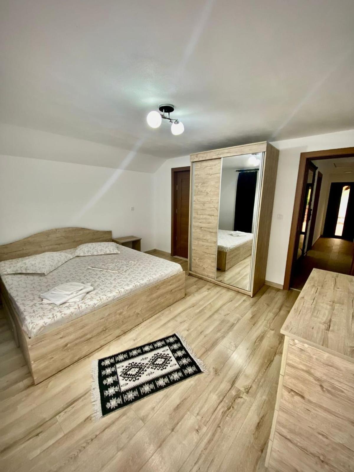 Casa Alex Hotell Curtea de Argeş Exteriör bild